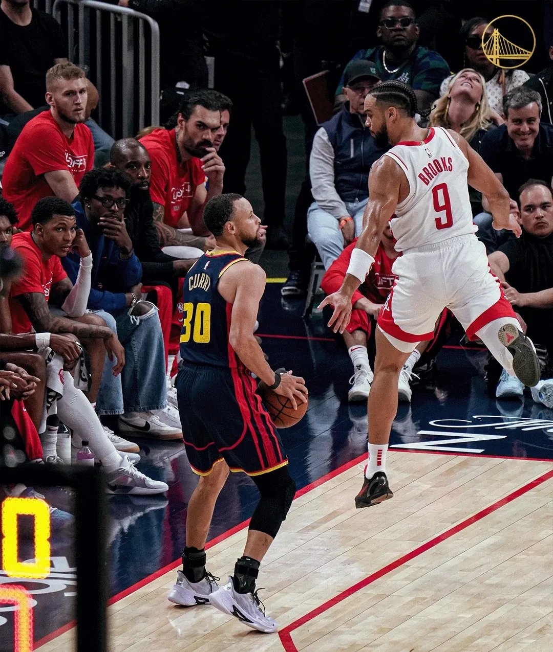 夺冠首场状态出色，巴塞罗那观众沸腾！，库里重返赛场比赛高潮迭起的简单介绍